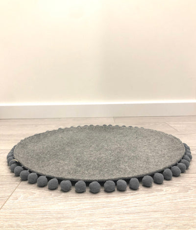 Saveplace® flexible grey wool round pet mat, pet bed with pom poms